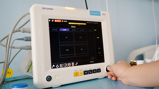 8k病房医生调节心电监护仪实拍素材视频