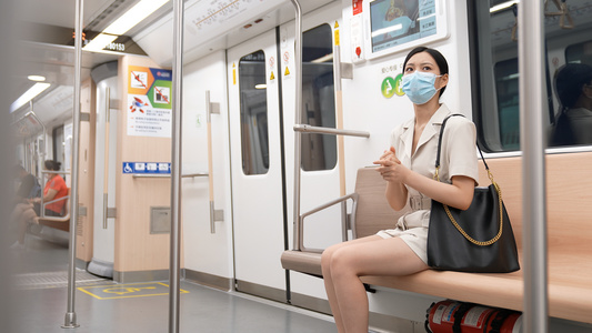 坐在地铁上涂抹消毒洗手液视频