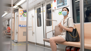 坐在地铁上涂抹消毒洗手液10秒视频