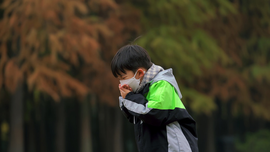 4K秋季户外儿童戴口罩流感咳嗽视频