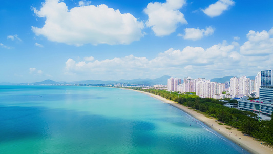 海南三亚蓝天白云下的蔚蓝色海洋海岸线延时视频