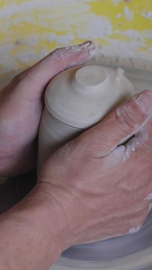 江西景德镇古窑民俗博览区现场手工制作陶器瓷器素材陶瓷制作53秒视频