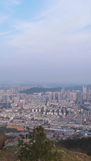 航拍无人机飞过山顶观景台人群飞向城市素材飞向城市怀抱62秒视频