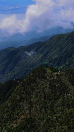 夏天蓝天白云高山峡谷索道航拍洗马潭索道29秒视频