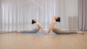 两个美女练习瑜伽动作74秒视频