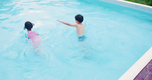 8K调皮可爱小朋友跳进泳池20秒视频