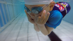 4K泳池水底玩耍的儿童7秒视频