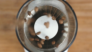  咖啡豆掉落磨豆机6秒视频
