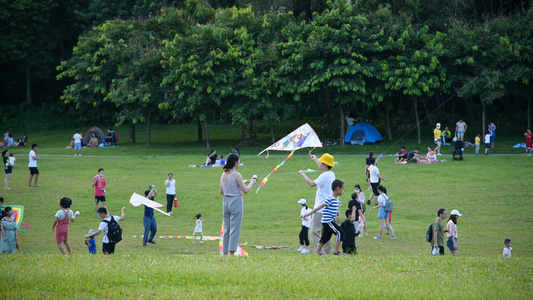 深圳莲花山公园放风筝4K【该视频无肖像权，请勿商用】视频