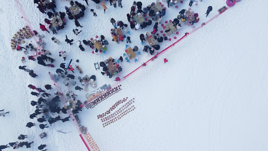 雪地里的宴席视频