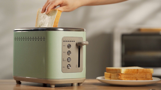 早餐烤面包吐司放入面包机视频