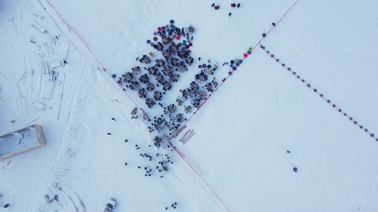 雪地里的宴席视频