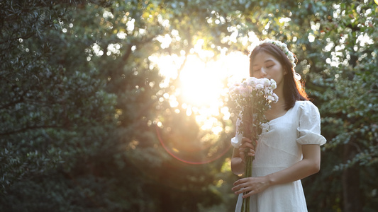 女孩闻着手捧着的花香翩翩起舞视频