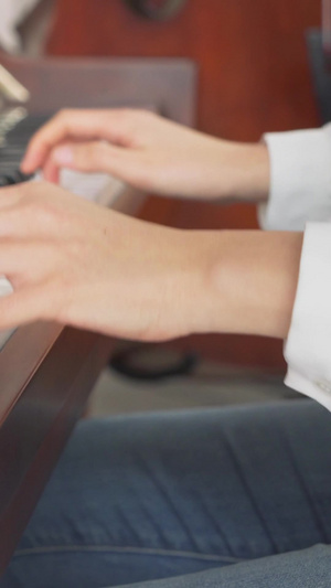 演奏钢琴的特写素质教育40秒视频