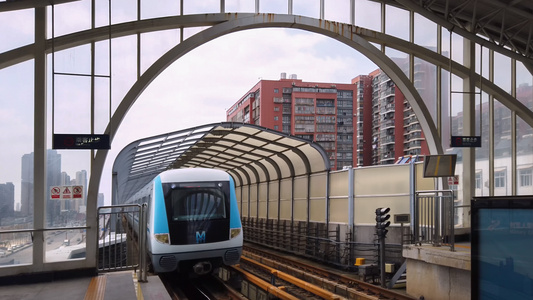 城市轨道交通轻轨列车驶进车站站台视频