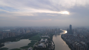 航拍城市风光落日天空下汉江湾城市天际线江景风景素材66秒视频