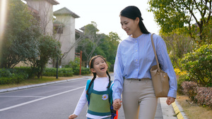 妈妈接送孩子上下学27秒视频