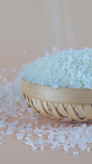 粮食日洒落的大米大米粥15秒视频