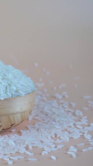 粮食日洒落的大米稻花香15秒视频