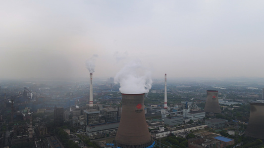 航拍城市现代化工业工厂冷凝塔排放白色烟雾4k素材视频