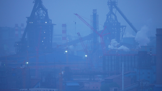 慢镜头升格拍摄4k素材城市现代化工厂白色烟雾的冷凝塔视频