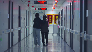 4K实拍医院走廊护工搀扶病人慢走锻炼12秒视频