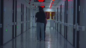 4K实拍医院走廊护工搀扶病人慢走锻炼16秒视频