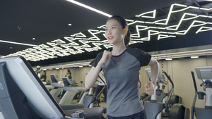 女性健身房跑步锻炼18秒视频