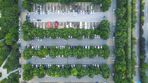 航拍城市住宅小区公共地面管理有序停放的车辆停车场素材47秒视频