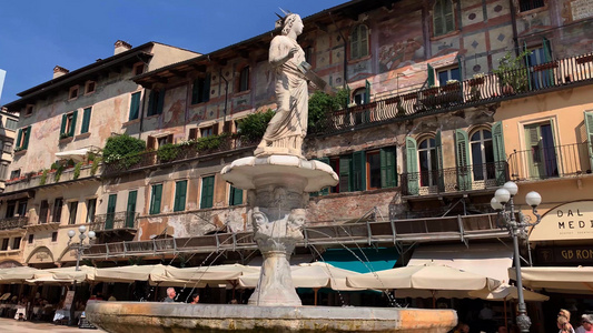 意大利著名旅游城市维罗纳老城香草广场实拍视