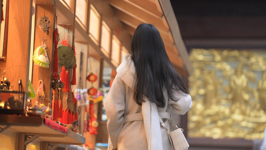 女人新年逛街采购视频