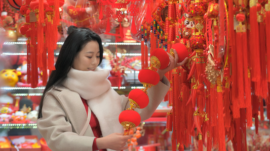 美女新年采购装饰视频