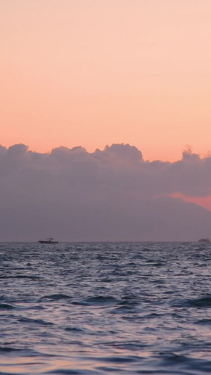 夕阳下的海上降落伞海上运动16秒视频