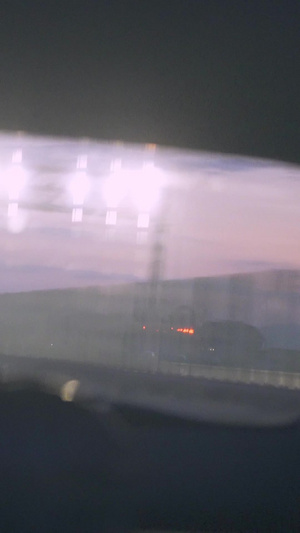 自驾游沿途风景后视镜视角看日出旅行箱11秒视频