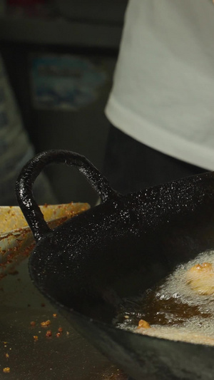 慢动作升格拍摄城市网红特色小吃油炸鸡条制作过程美食展示烹饪素材美食素材109秒视频