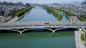 桂林解放桥人流车流交通恢复航拍高清4k30秒视频
