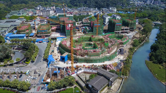 4k高清航拍桂林江边楼盘建筑建设中建筑工地山水桂林视频