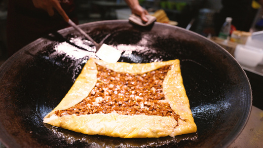 4k素材慢镜头升格拍摄湖北特色小吃早餐豆皮制作过程视频