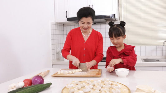 淘气孙女将面粉吹到奶奶面前的面剂子上视频