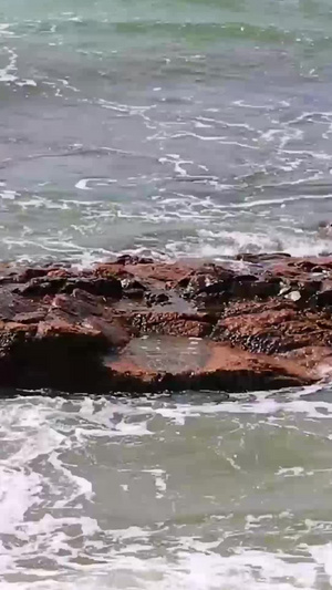 不同角度海边礁石海水冲刷礁石18秒视频