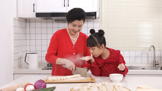 奶奶教孙女擀饺子皮视频