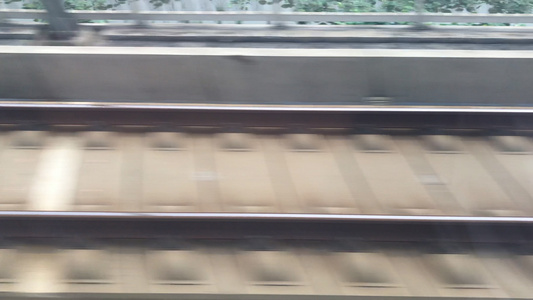 火车高速行驶的窗外视频