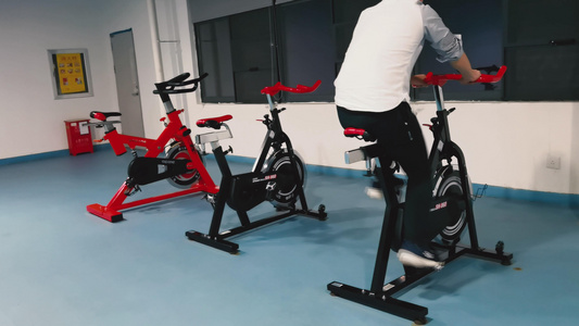 4K健身房锻炼训练健身动感单车运动视频素材视频