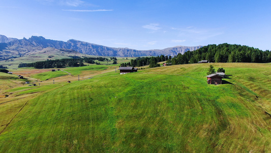 无人机航拍意大利阿尔卑斯山脉绿色的田野视频