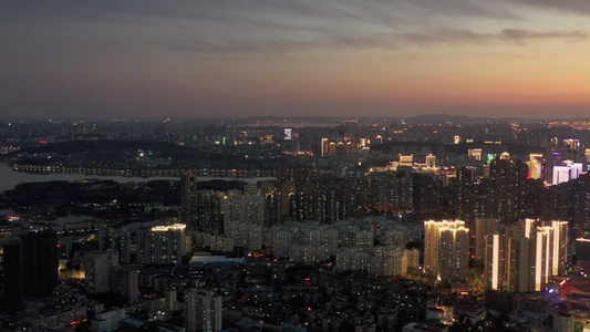 黄昏时分万家灯火的城市夜景视频
