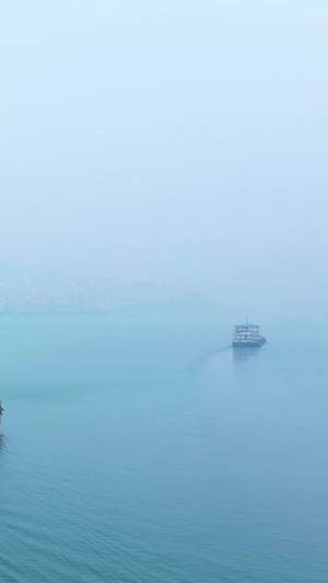 航拍长江中石油能源轮船向前行驶长江经济带绿水青山32秒视频