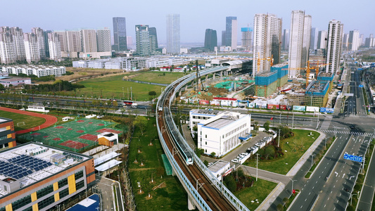 城市上空运行的地铁视频