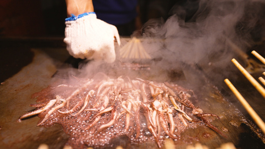 4k素材慢镜头升格拍摄海鲜水产特色美食烧烤鱿鱼制作过程视频