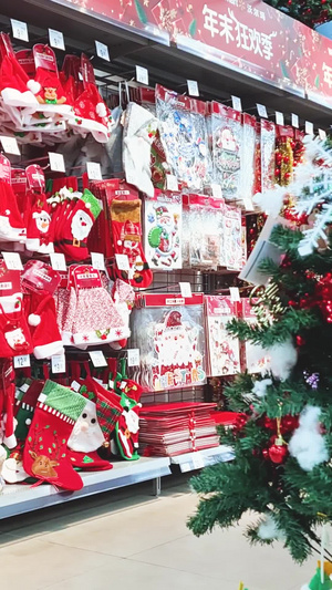 商场浓郁的圣诞节节日气氛圣诞树12秒视频