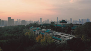 4K航拍晚霞天气下的武汉大学教学楼古建筑群16秒视频